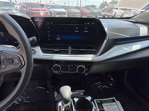 Used 2025 Chevrolet Trax LT FWD image 19