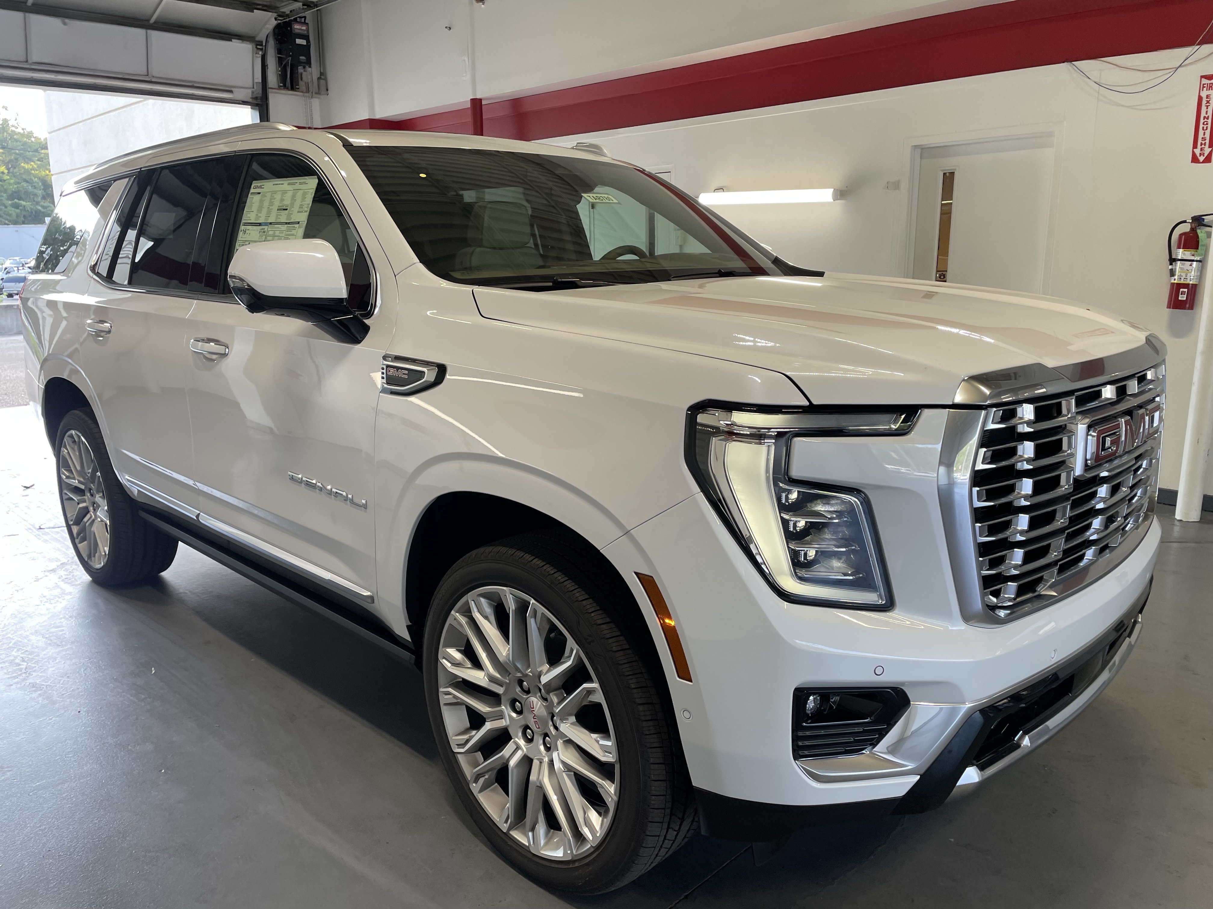 New 2026 GMC Yukon Denali w/ Denali Reserve Package AWD/4WD image 3