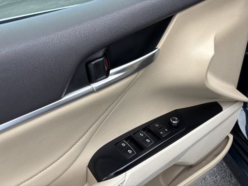 Used 2018 Toyota Camry XLE FWD image 12