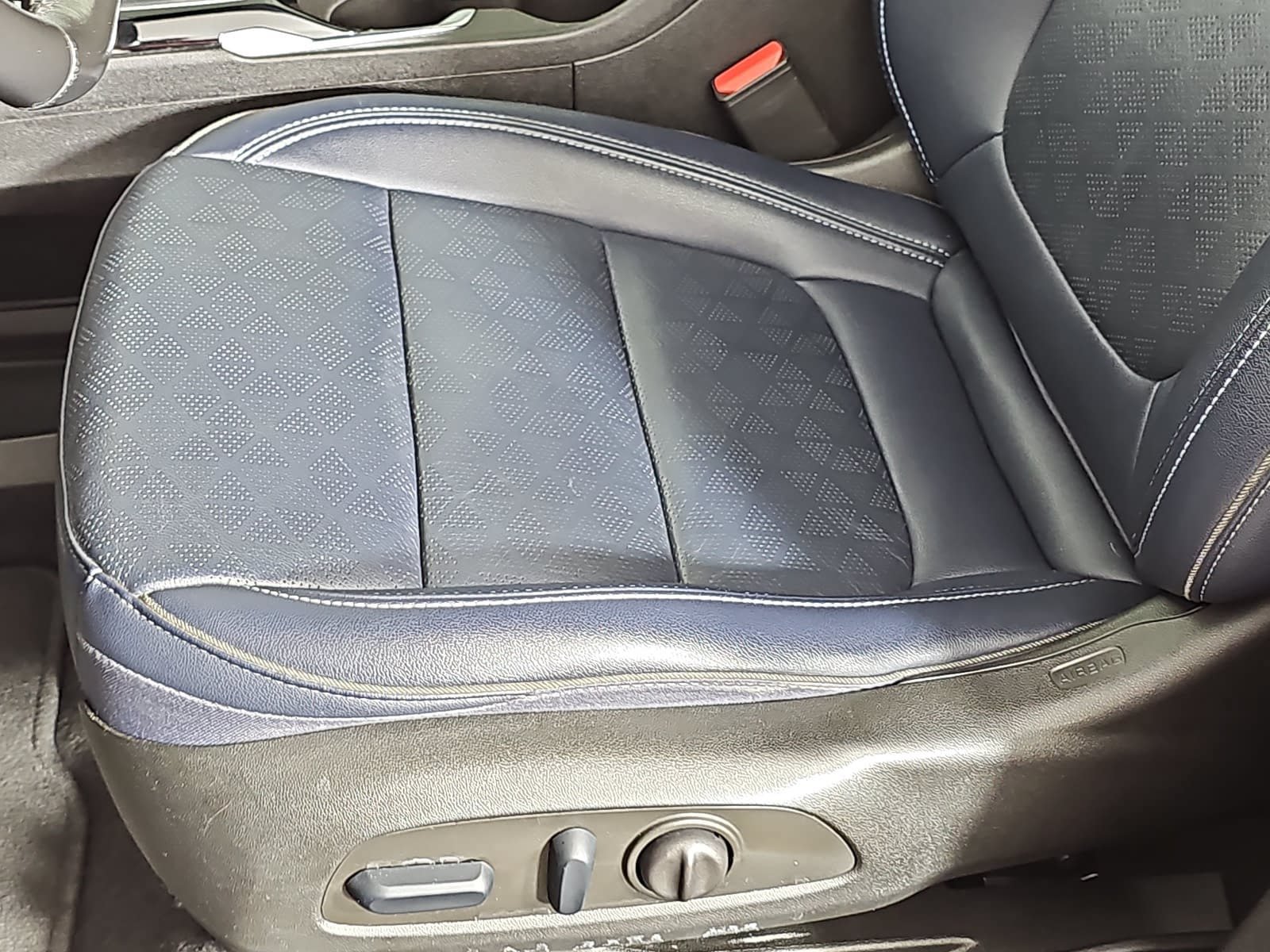 Used 2023 Chevrolet Bolt EUV LT w/ Convenience Package FWD image 25