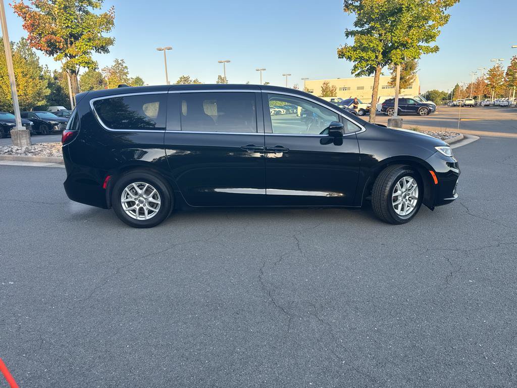 Used 2024 Chrysler Pacifica Touring-L FWD image 8
