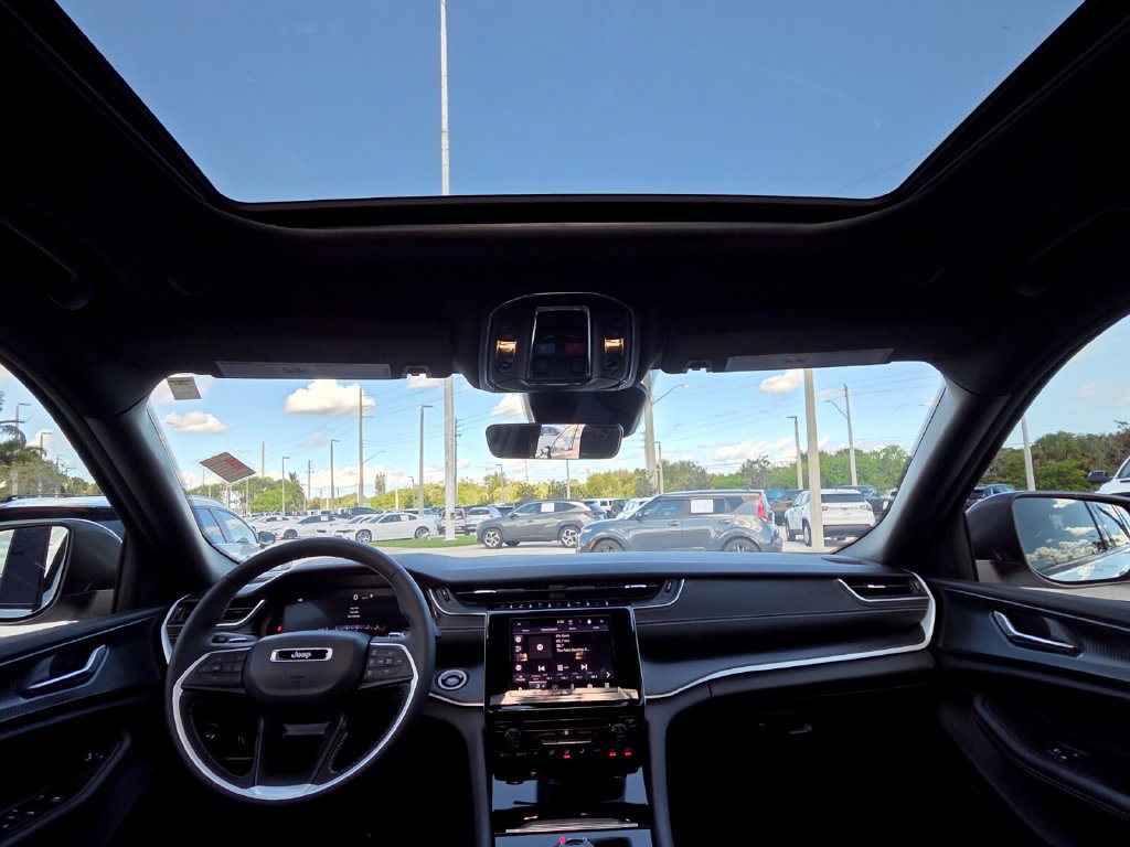 Used 2025 Jeep Grand Cherokee Laredo RWD image 25
