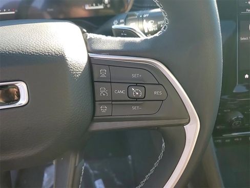 New 2025 Jeep Grand Cherokee Altitude image 14