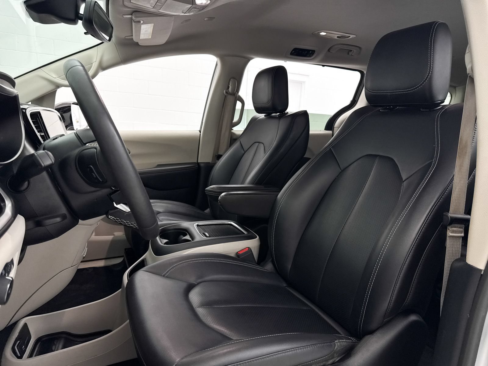 Used 2024 Chrysler Pacifica Touring-L FWD image 17