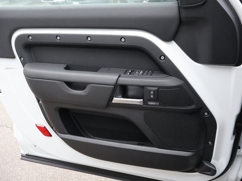 New 2025 Land Rover Defender 90 X-Dynamic SE image 39