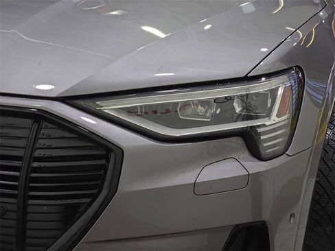 Used 2021 Audi e-tron Premium Plus w/ Premium Plus Package image 30