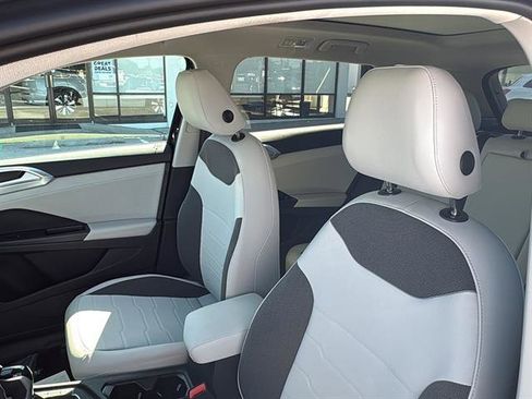 New 2025 Volkswagen Taos SE image 13