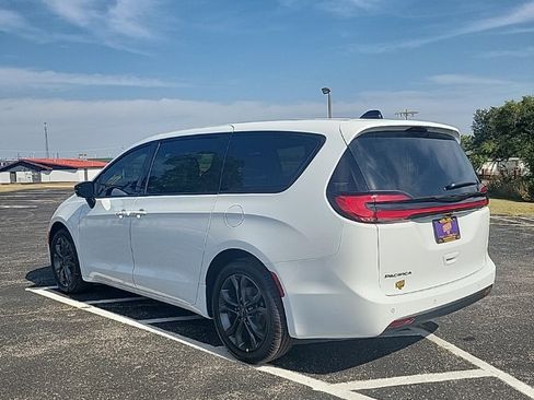 New 2026 Chrysler Pacifica Select image 5