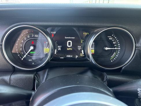 Used 2022 Jeep Wrangler Unlimited Sahara AWD/4WD image 15