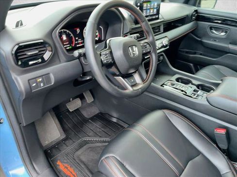 Used 2025 Honda Pilot TrailSport image 10