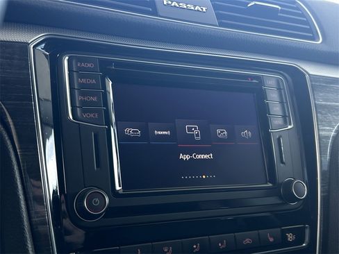 Used 2018 Volkswagen Passat 2.0T SE image 20