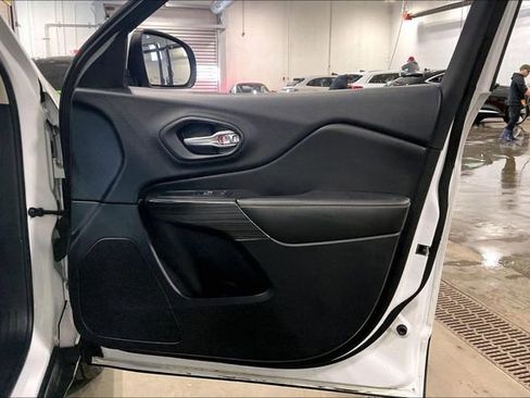 Used 2016 Jeep Cherokee Limited image 24
