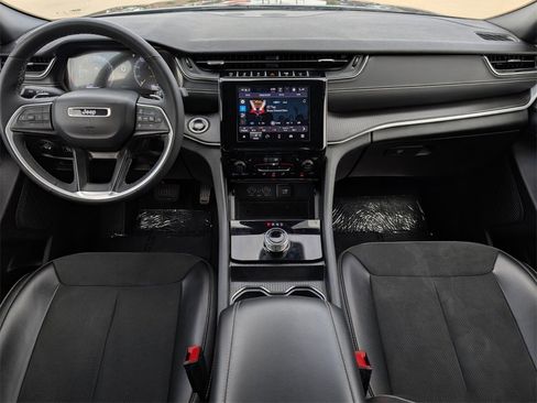 Used 2024 Jeep Grand Cherokee L Altitude image 11