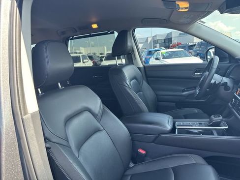 Used 2025 Nissan Pathfinder SL FWD image 18