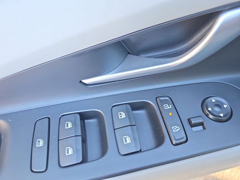 Used 2025 Hyundai Elantra Limited image 27