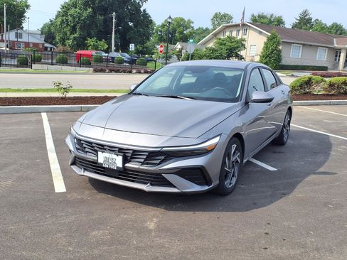 Used 2025 Hyundai Elantra SEL FWD image 29