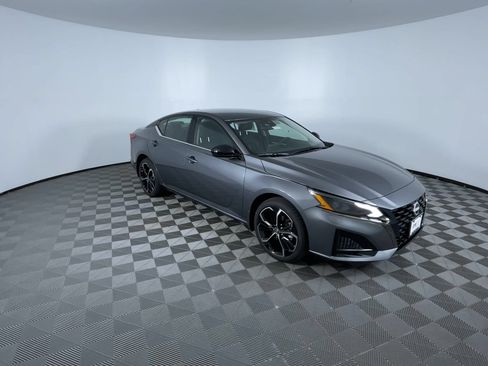 Used 2025 Nissan Altima 2.5 SR AWD/4WD image 2