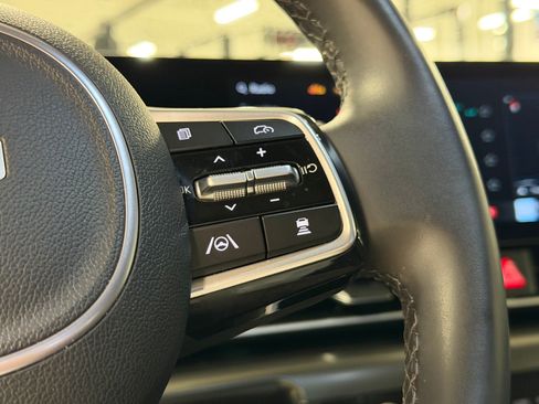 Used 2025 Kia Carnival SX FWD image 16