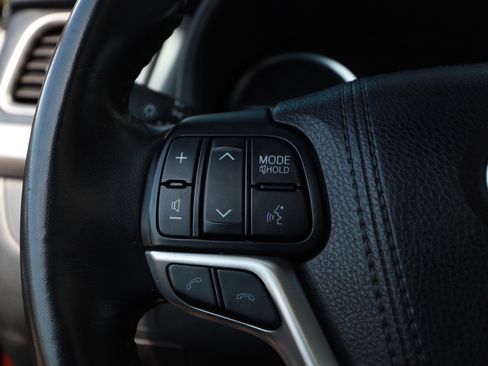Used 2018 Toyota Highlander XLE FWD image 11