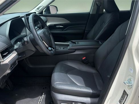 Used 2024 Toyota Grand Highlander AWD image 13