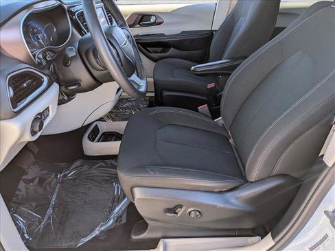 Used 2022 Chrysler Voyager LX image 14