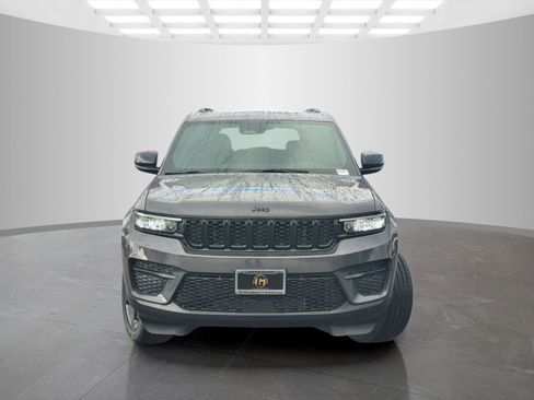 New 2025 Jeep Grand Cherokee Altitude image 2