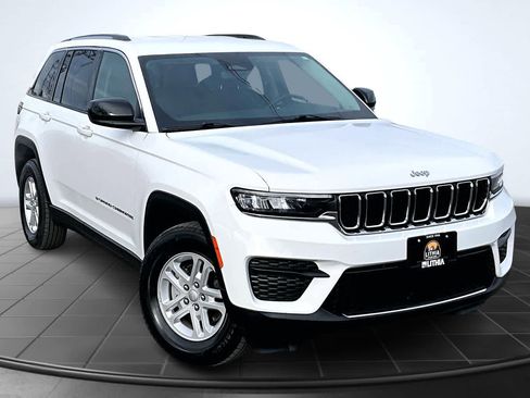 Used 2024 Jeep Grand Cherokee Laredo AWD/4WD image 22