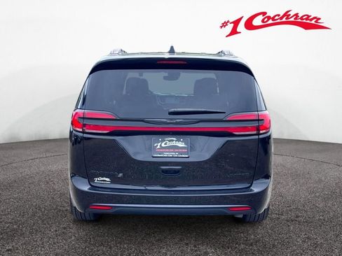 Used 2025 Chrysler Pacifica Limited FWD image 8