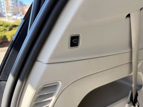 Used 2024 Chrysler Pacifica Touring-L image 34