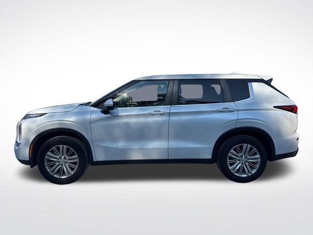 Used 2022 Mitsubishi Outlander ES FWD image 2