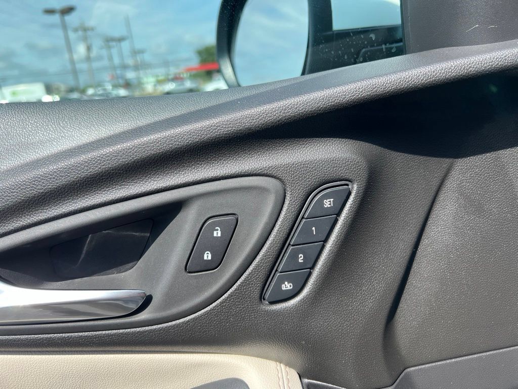 Used 2025 Buick Encore GX Avenir w/ Avenir Technology Package AWD/4WD image 7