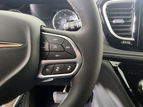 New 2026 Chrysler Pacifica Select image 18