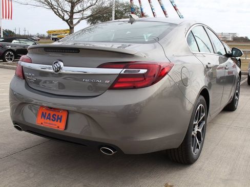 Used 2017 Buick Regal Sport Touring FWD image 4