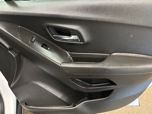 Used 2018 Chevrolet Trax LS AWD/4WD image 25