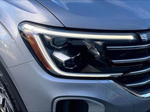 Used 2025 Volkswagen Atlas SE image 30