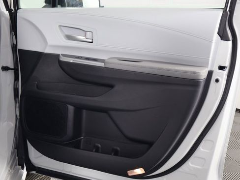 Used 2026 Toyota Sienna XLE FWD image 14