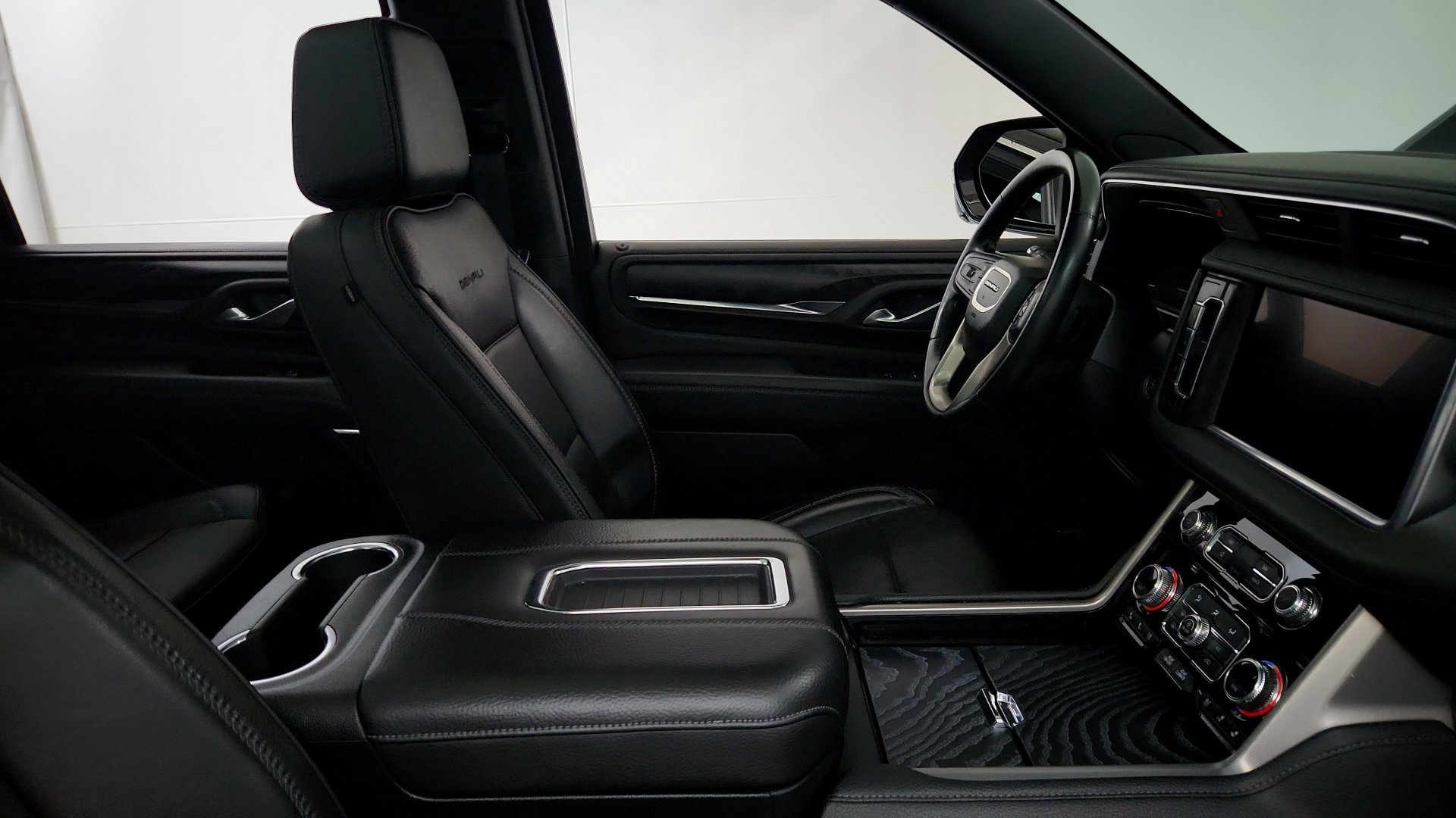 Used 2024 GMC Yukon XL Denali AWD/4WD image 29