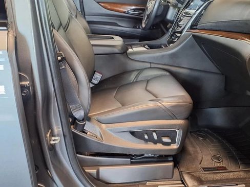 Used 2020 Cadillac Escalade Luxury w/ Escalade Sport Edition AWD/4WD image 15