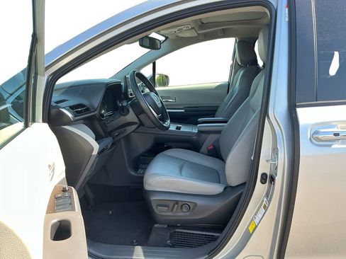 Used 2024 Toyota Sienna XLE FWD image 14