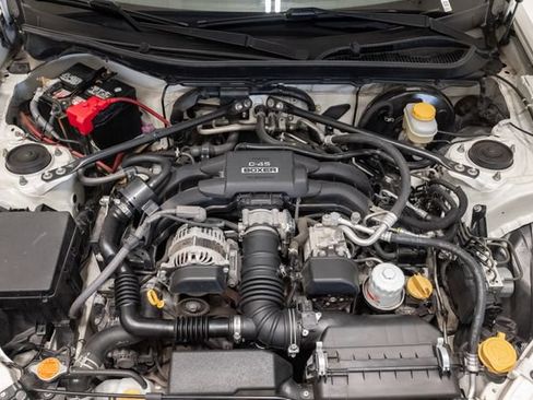 Used 2018 Toyota 86 RWD image 3
