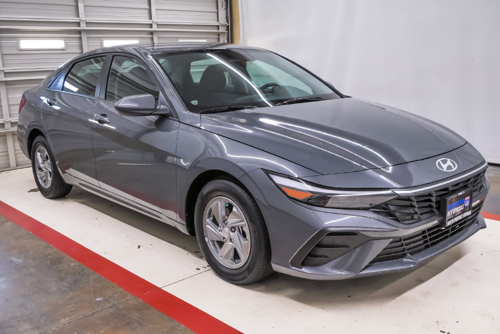 Certified 2026 Hyundai Elantra SE w/ Cargo Package FWD image 5