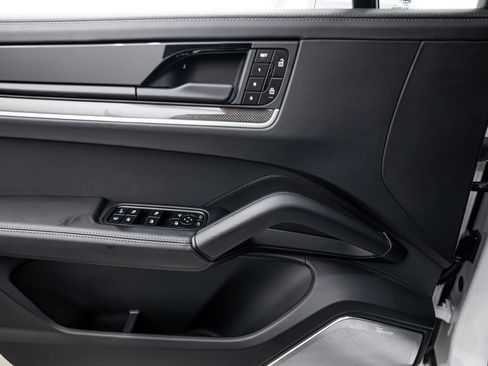 Certified 2025 Porsche Cayenne Turbo AWD/4WD image 18