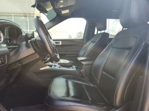 Used 2020 Ford Explorer XLT w/ Equipment Group 202A AWD/4WD image 14