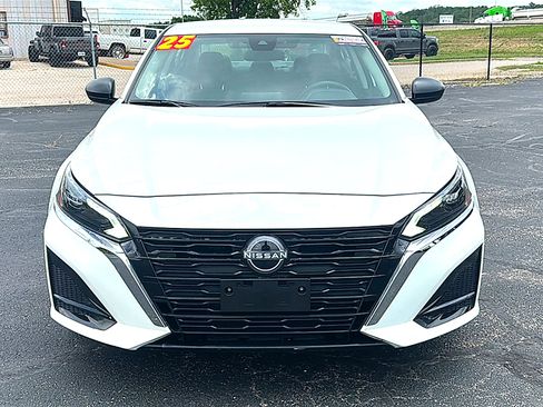 Used 2025 Nissan Altima 2.5 SV FWD image 11