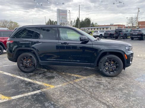 Used 2024 Jeep Grand Cherokee Altitude AWD/4WD image 6