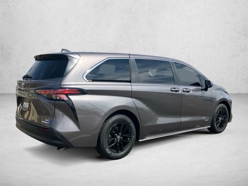 Used 2021 Toyota Sienna LE FWD image 5