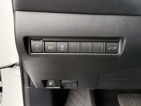 Used 2022 Toyota Venza XLE image 26