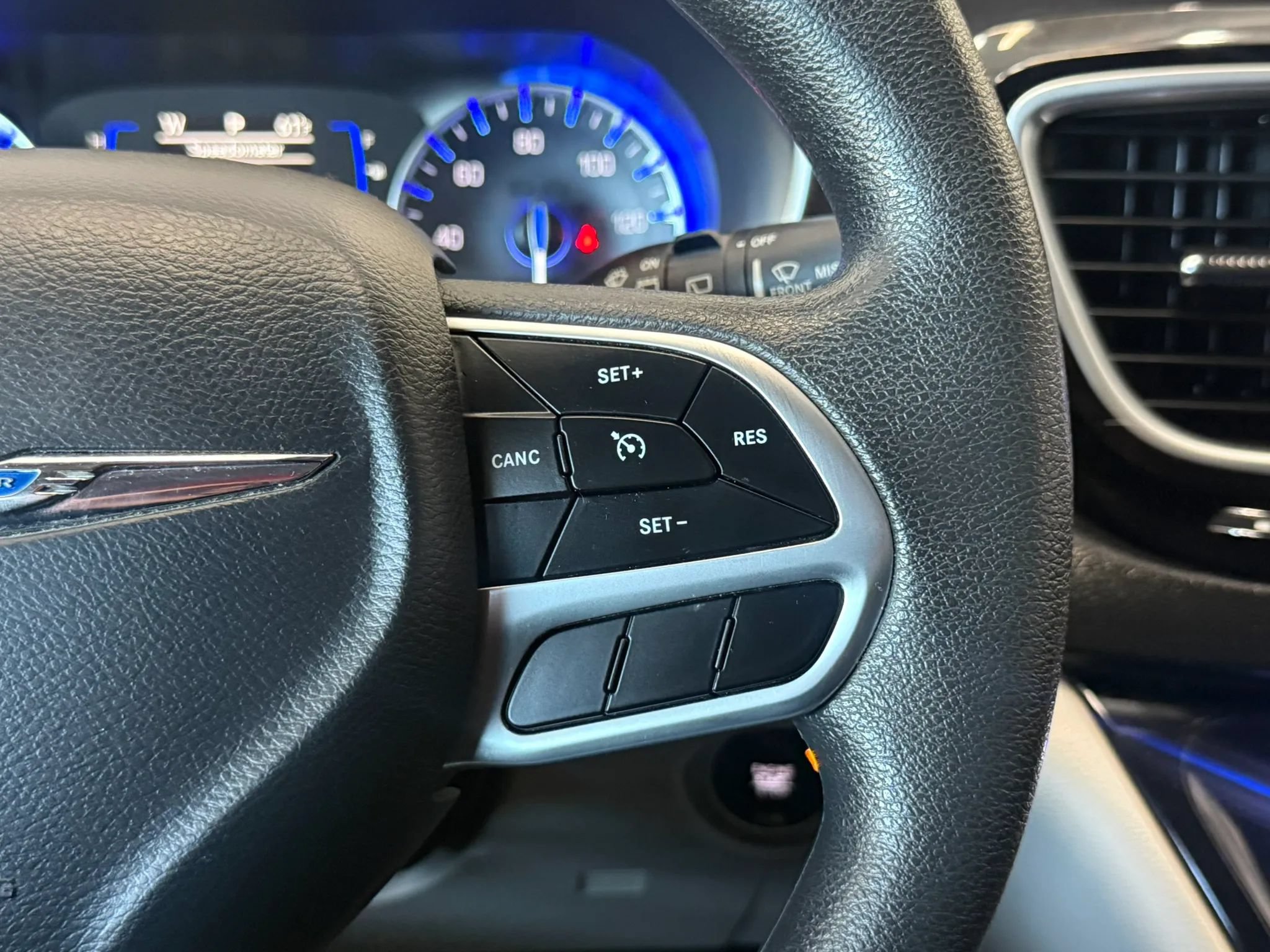 Used 2018 Chrysler Pacifica Touring Plus w/ Tire & Wheel Group FWD image 12