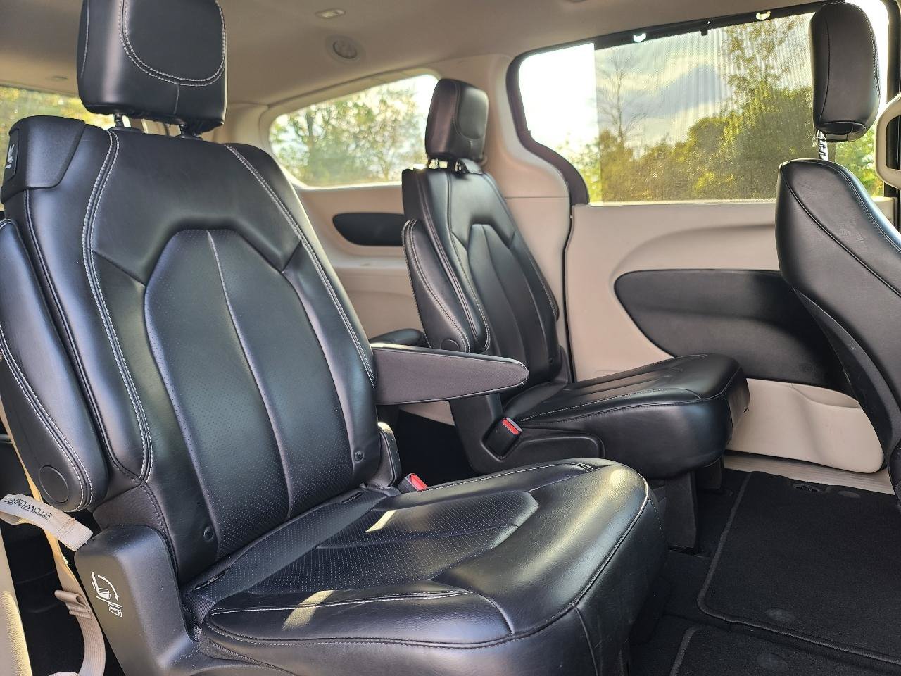 Used 2023 Chrysler Pacifica Touring-L FWD image 10