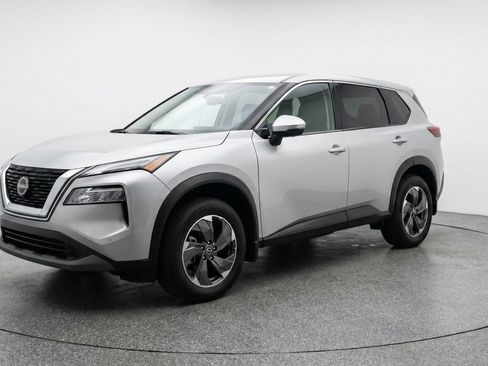 Used 2025 Nissan Rogue SV image 3